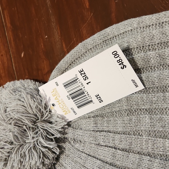 NWT Michael Kors Gray Knit Beanie with Pom (0454) - Picture 3 of 4